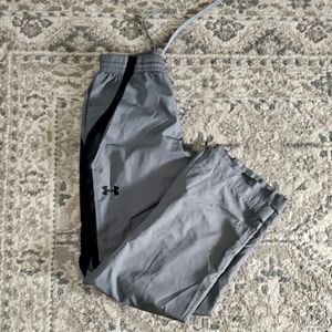 Men's under armour pants with zippers on the legs size small gray and black